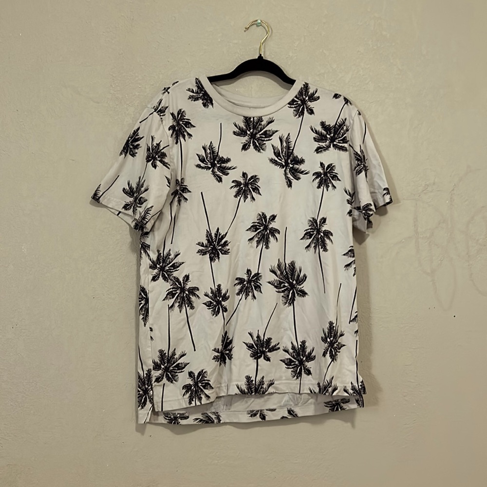 White and black palm tree shirt! Size medium!